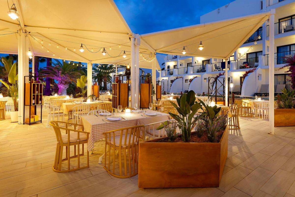 Un restaurante o sitio para comer en Grand Palladium Select Palace Ibiza - All Inclusive