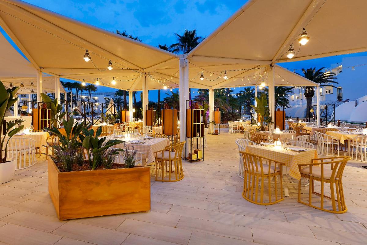 Un restaurante o sitio para comer en Grand Palladium Select Palace Ibiza - All Inclusive