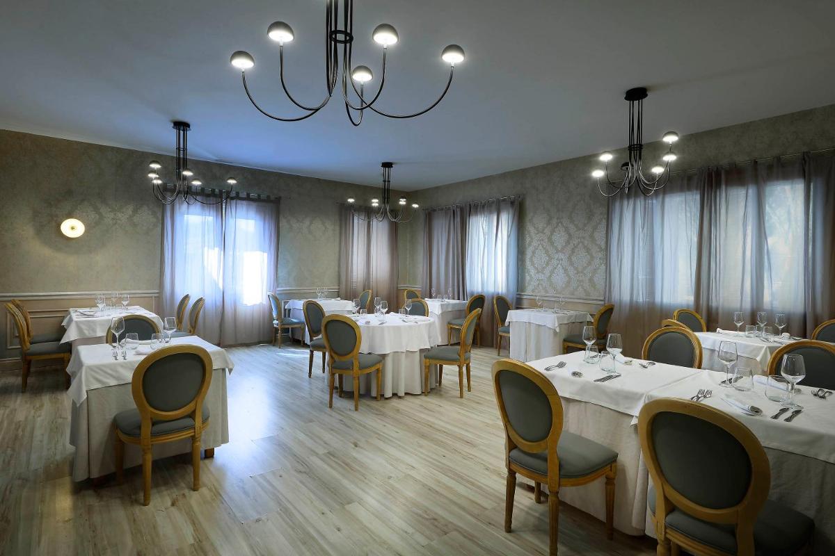 Un restaurante o sitio para comer en Grand Palladium Select Palace Ibiza - All Inclusive