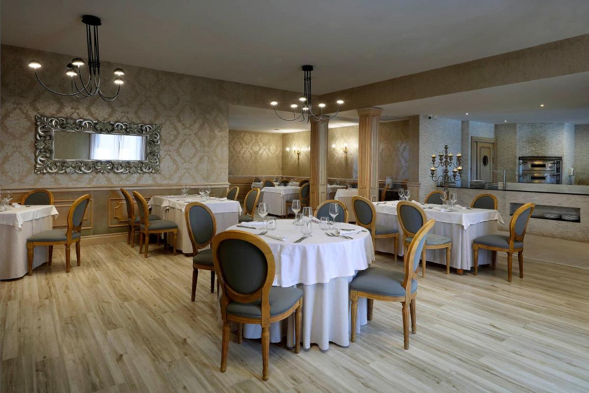 Un restaurante o sitio para comer en Grand Palladium Select Palace Ibiza - All Inclusive
