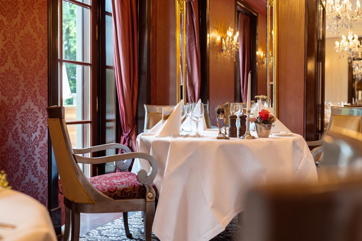 Ein Sitzbereich in der Unterkunft Wald & Schlosshotel Friedrichsruhe