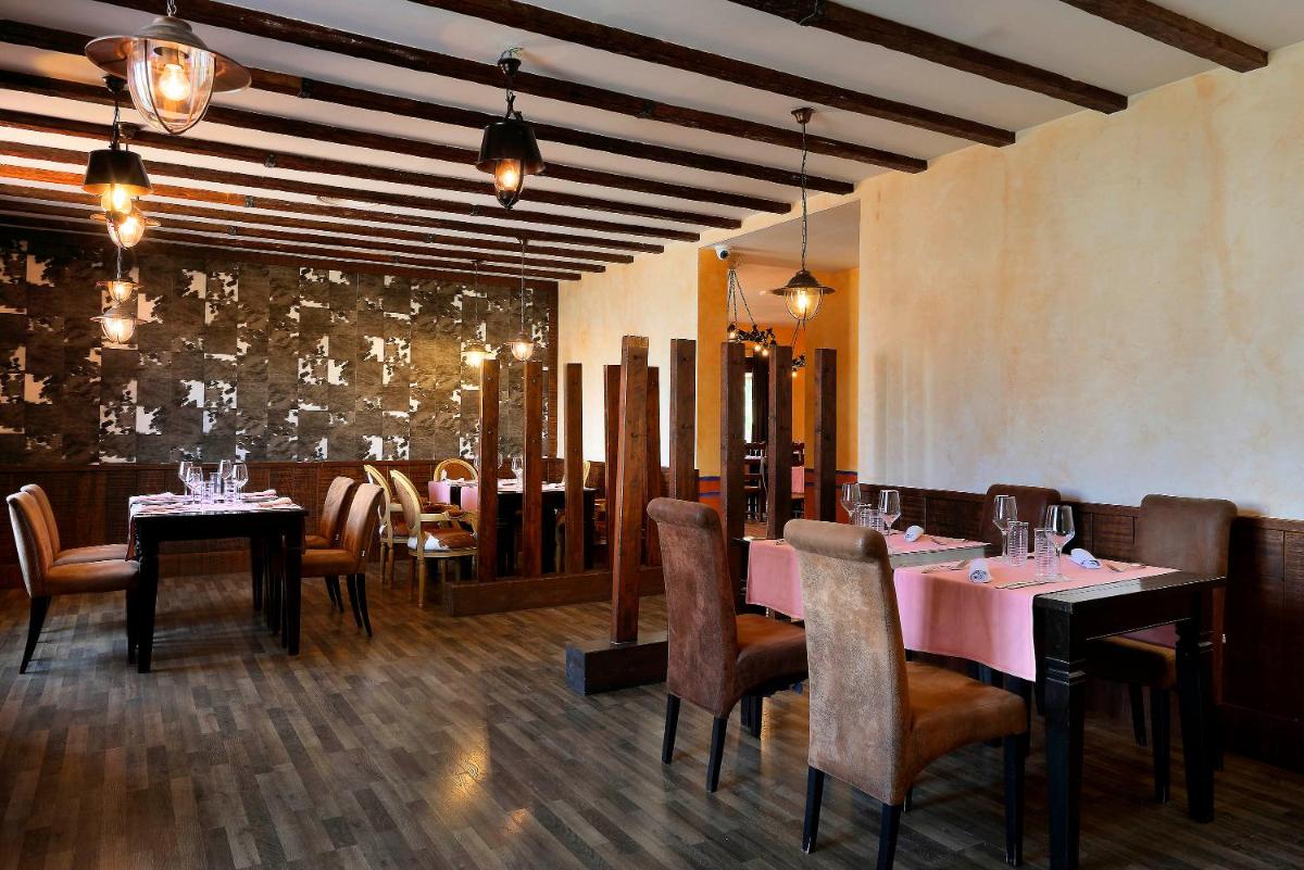 Un restaurante o sitio para comer en Grand Palladium Select Palace Ibiza - All Inclusive