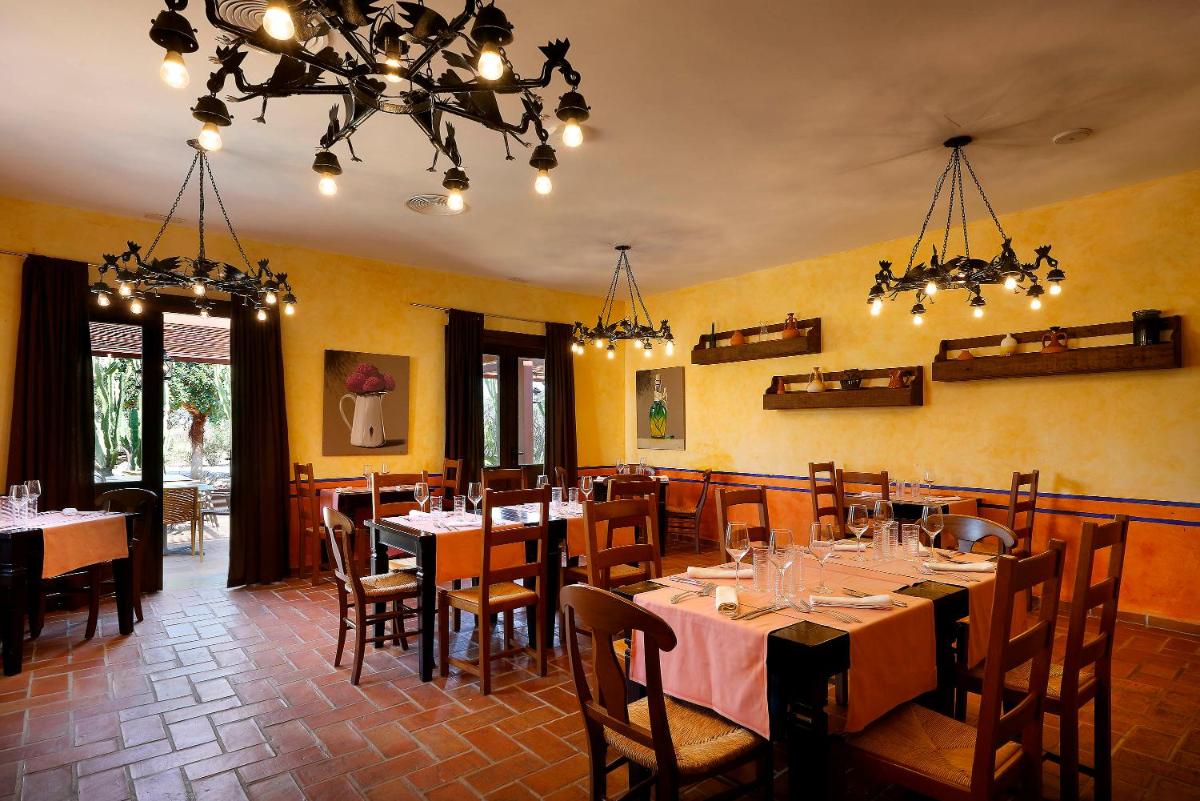 Un restaurante o sitio para comer en Grand Palladium Select Palace Ibiza - All Inclusive