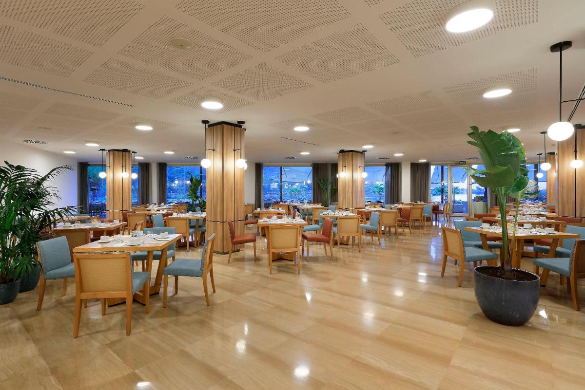 Un restaurante o sitio para comer en Grand Palladium Select Palace Ibiza - All Inclusive