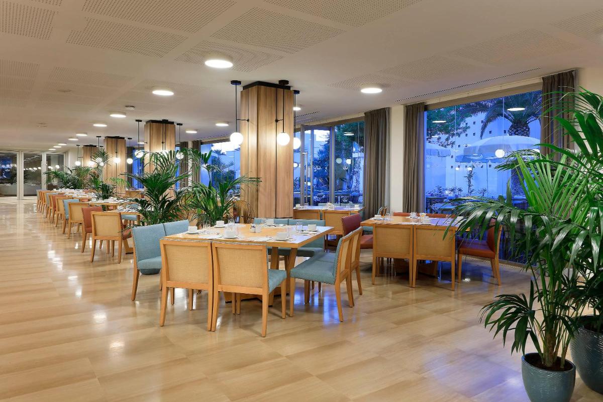 Un restaurante o sitio para comer en Grand Palladium Select Palace Ibiza - All Inclusive