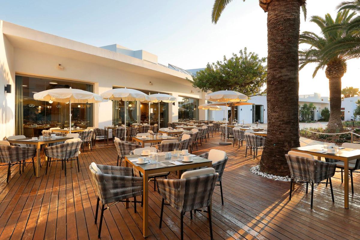 Un restaurante o sitio para comer en Grand Palladium Select Palace Ibiza - All Inclusive