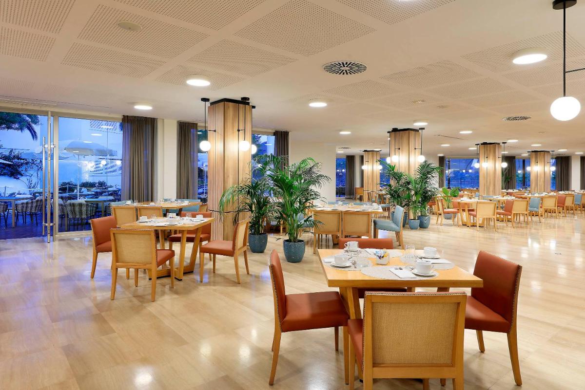 Un restaurante o sitio para comer en Grand Palladium Select Palace Ibiza - All Inclusive