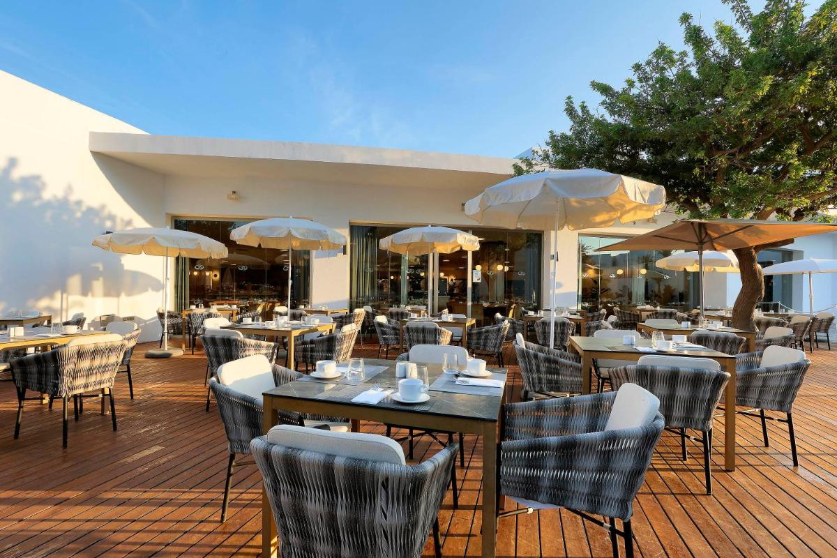 Un restaurante o sitio para comer en Grand Palladium Select Palace Ibiza - All Inclusive