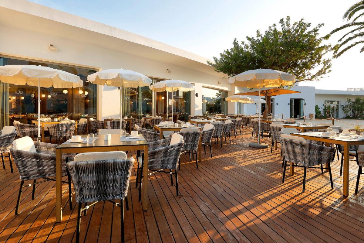 Un restaurante o sitio para comer en Grand Palladium Select Palace Ibiza - All Inclusive