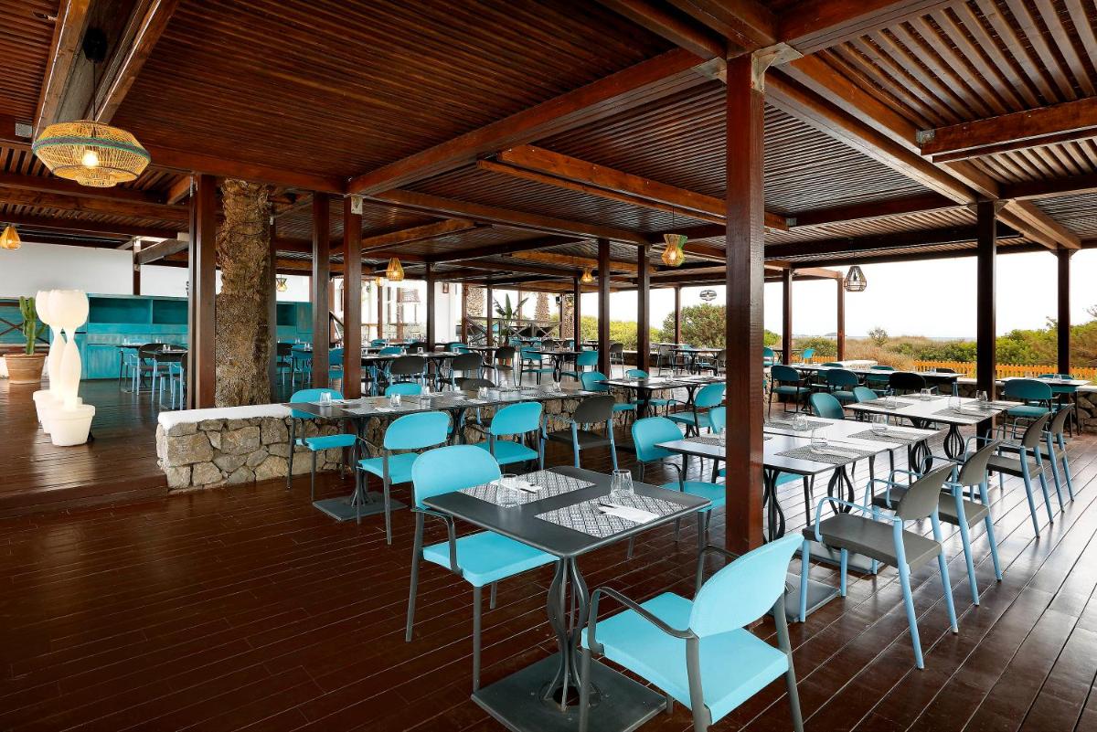 Un restaurante o sitio para comer en Grand Palladium Select Palace Ibiza - All Inclusive