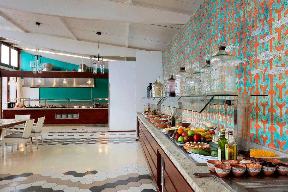 Comida en o cerca de este hotel