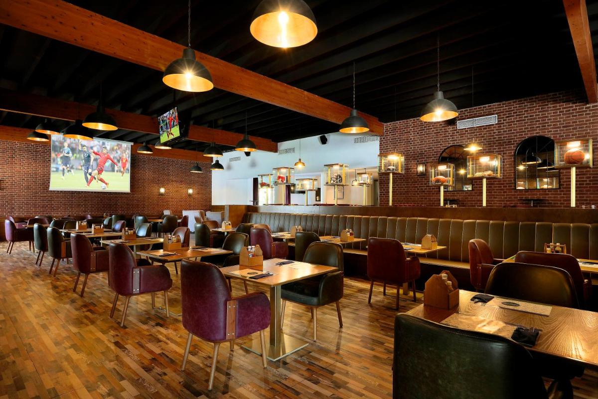 Un restaurante o sitio para comer en Grand Palladium Select Palace Ibiza - All Inclusive