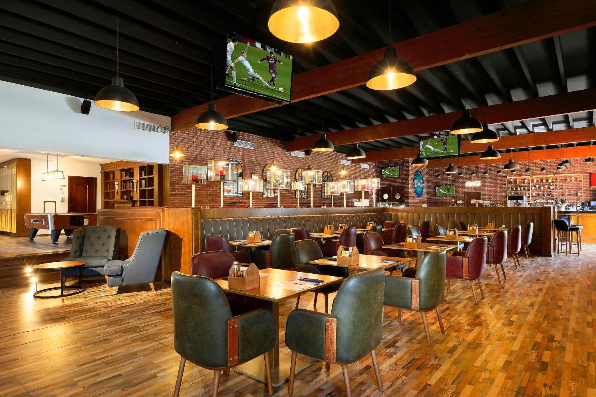 Un restaurante o sitio para comer en Grand Palladium Select Palace Ibiza - All Inclusive
