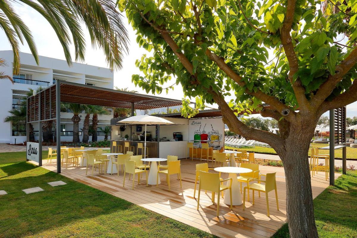Jardín al aire libre en Grand Palladium Select Palace Ibiza - All Inclusive