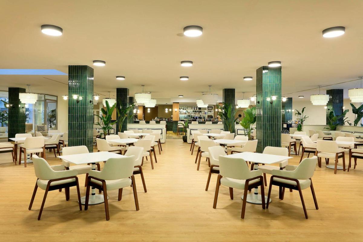 Un restaurante o sitio para comer en Grand Palladium Select Palace Ibiza - All Inclusive