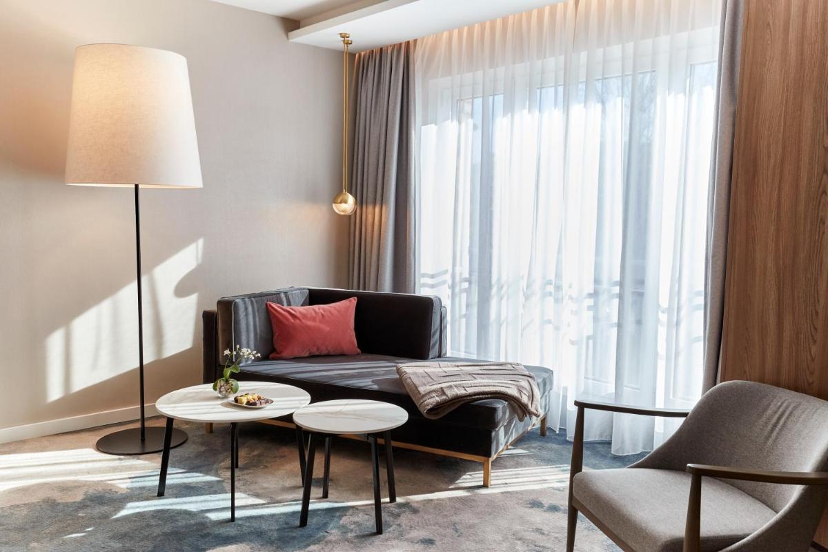 Ein Sitzbereich in der Unterkunft Steigenberger Hotel Hamburg Ein Sitzbereich in der Unterkunft Steigenberger Hotel Hamburg