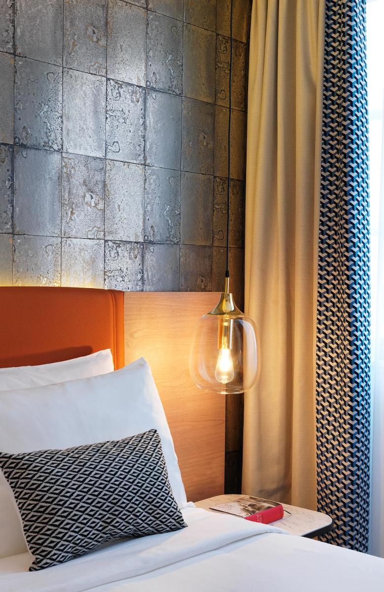 - une chambre avec un lit doté d'une lampe et d'un rideau dans l'établissement Renaissance Paris Vendome Hotel, à Paris 37 autres photos