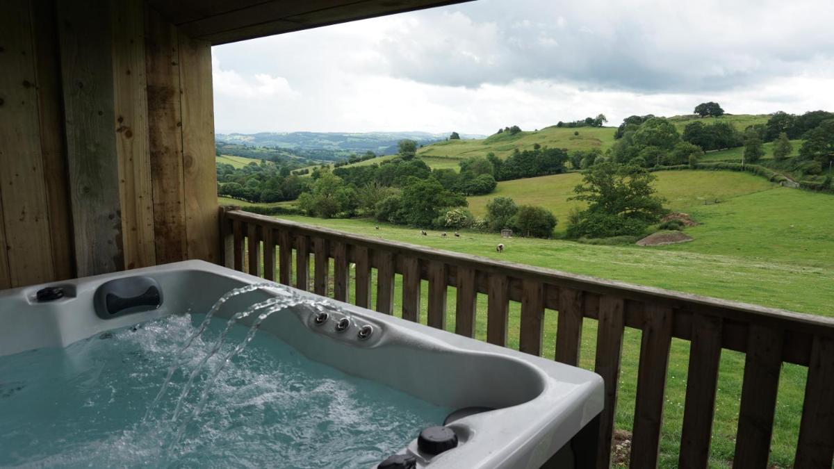 Barley Cottage - 5* Cyfie Farm with log burner and private covered hot tub - Housity