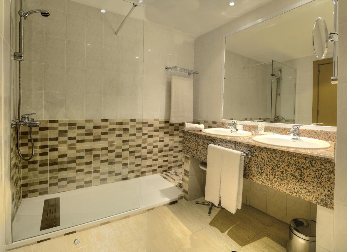 Un baño de Beatriz Toledo Auditorium & Spa