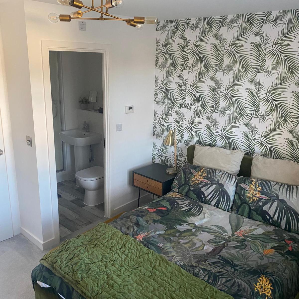 Peterborough Brand New City Center Apartment 2 Bedroom 2 bath apartment free parking contractors welcome - Housity