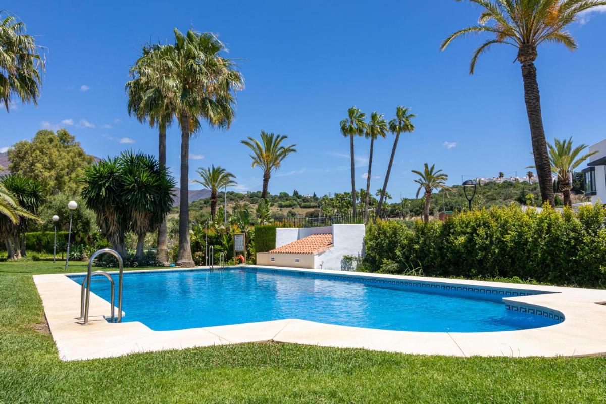 Spacious Beachfront Town House in Estepona with Fully Equipped Kitchen, Pools, Garden, Sea View - Housity
