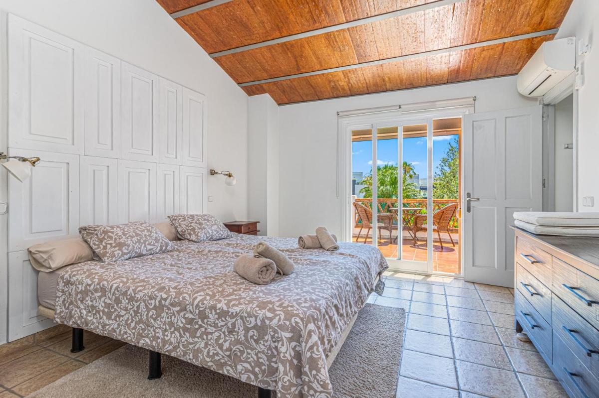 Spacious Beachfront Town House in Estepona with Fully Equipped Kitchen, Pools, Garden, Sea View - Housity