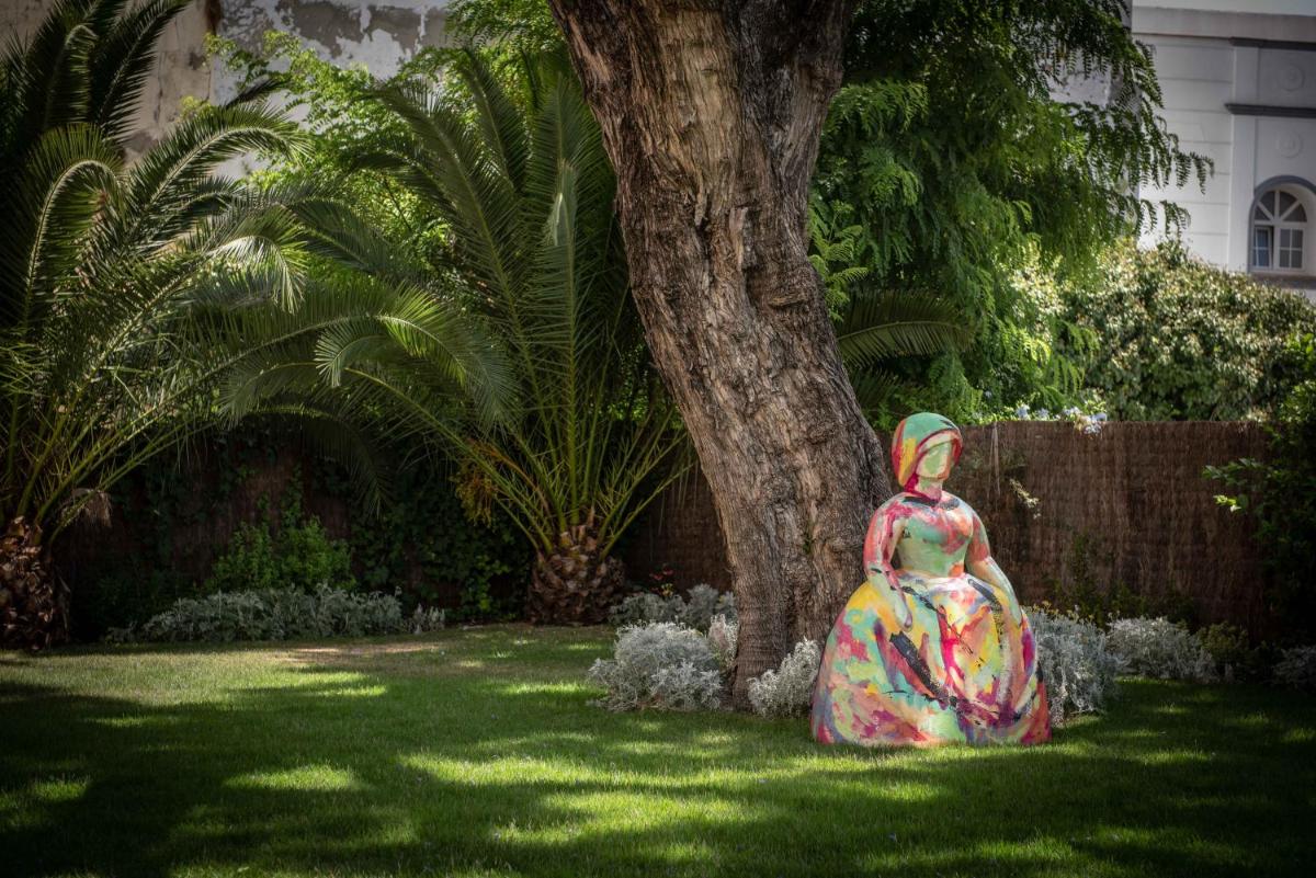 Jardín al aire libre en Hotel Casa Palacio María Luisa