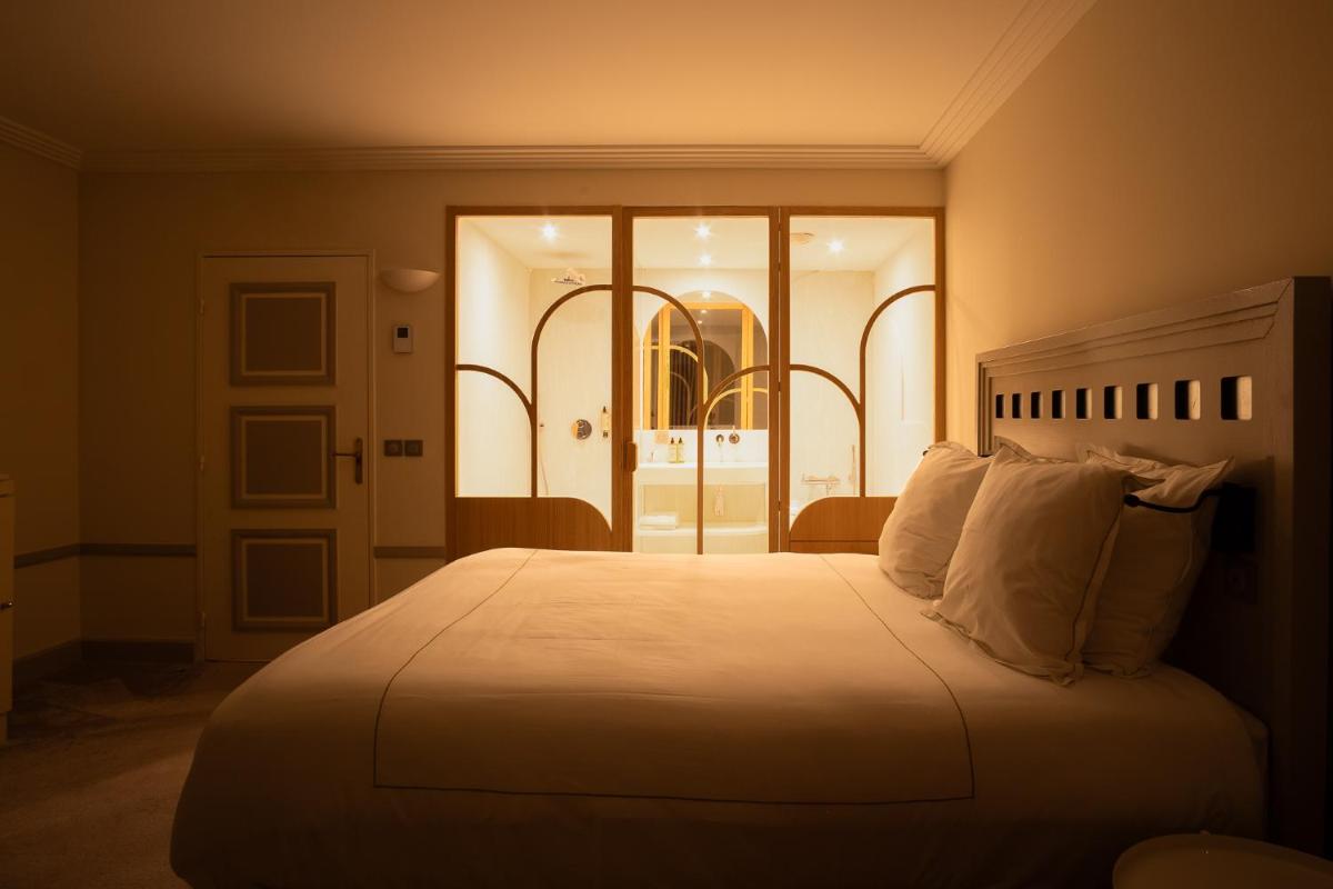 Un ou plusieurs lits dans un hébergement de l'établissement Grand Tonic Hotel & SPA NUXE