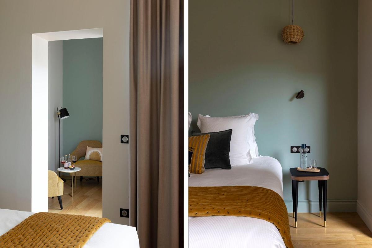 deux photos d'une chambre avec un lit et d'un salon dans l'établissement L'INVITATION AU VOYAGE - Hôtel & Spa, à Honfleur 40 autres photos