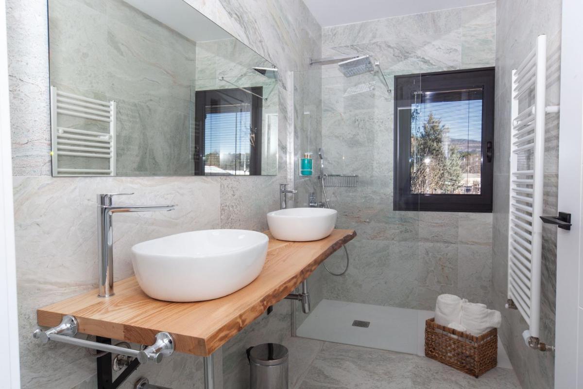 Un baño de Duruelo Mountain Suites