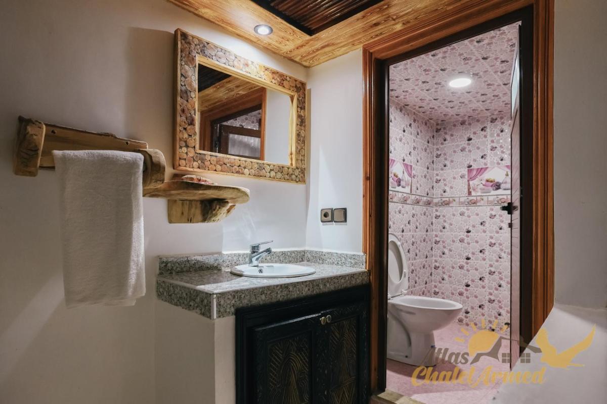 Atlas Chalet Armed - Housity