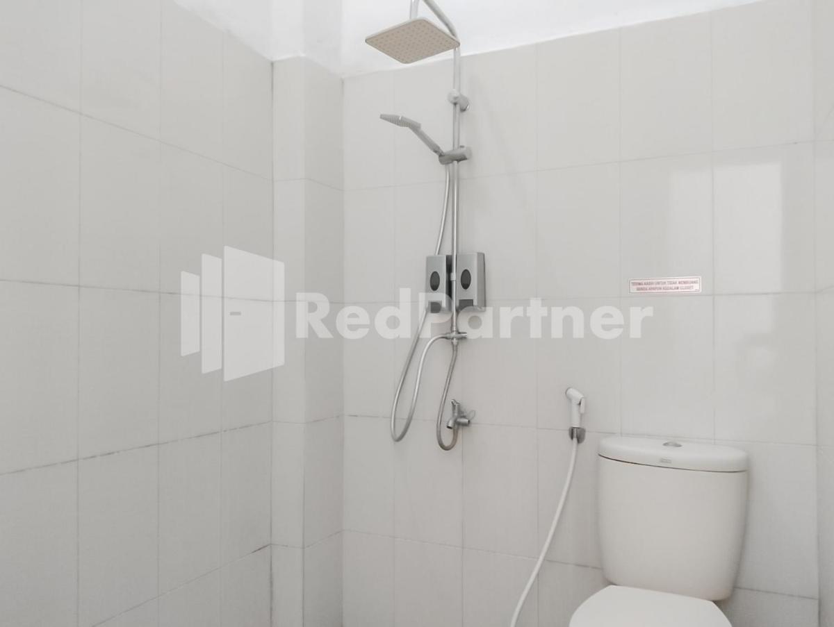 Khayrizsan Guest House Mitra RedDoorz - Housity