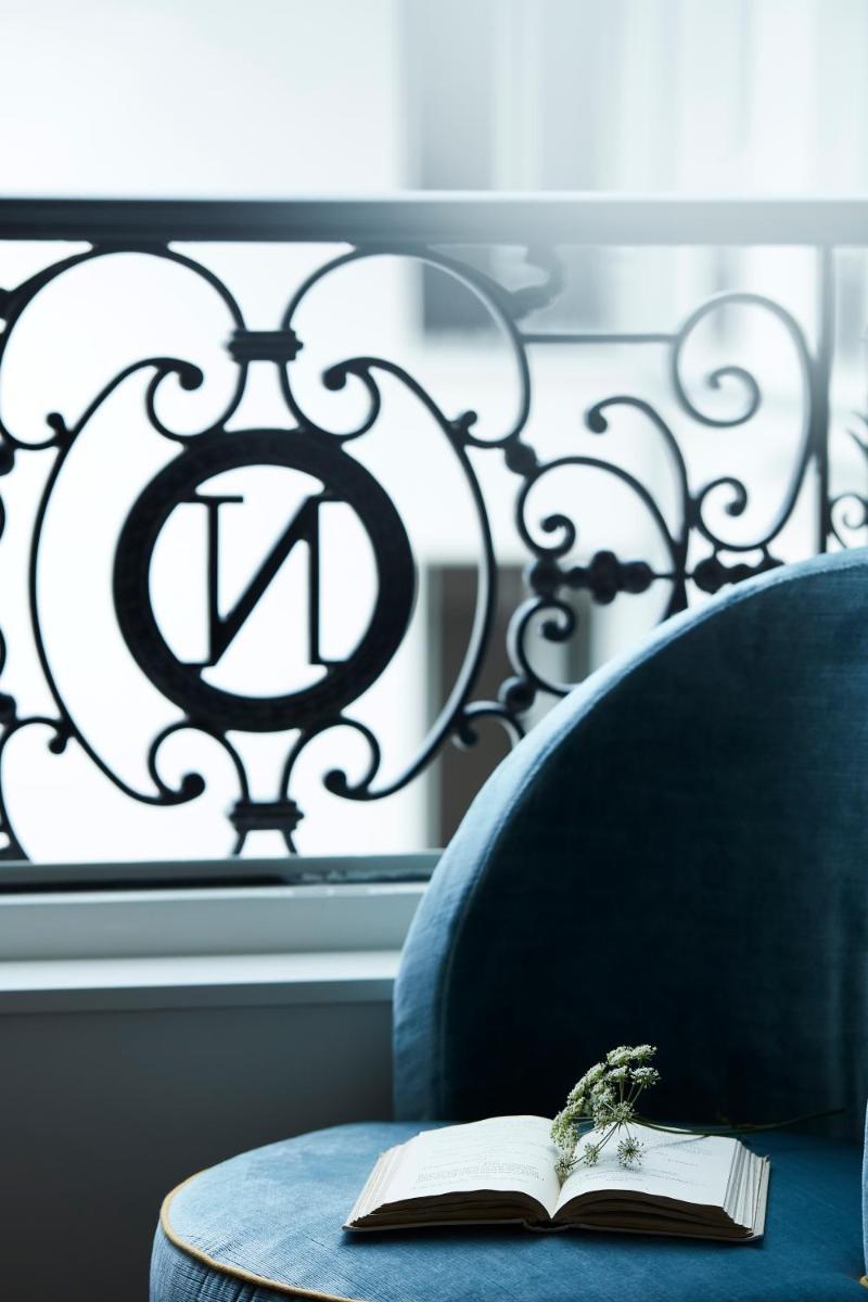 Coin salon dans l'établissement Hôtel & SPA Napoléon