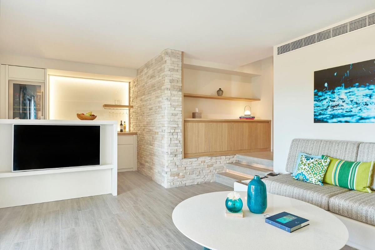 Una televisión o centro de entretenimiento en 7Pines Resort Ibiza, part of Destination by Hyatt