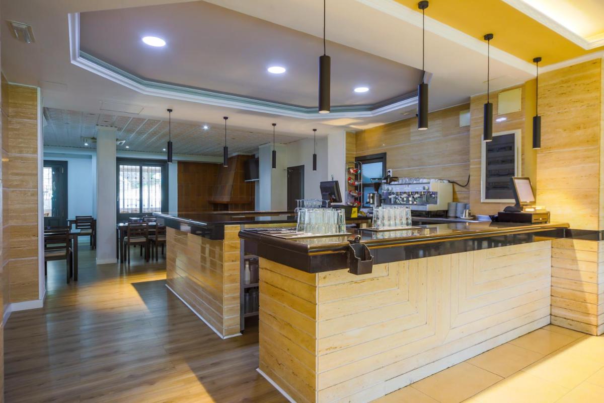 Una cocina o zona de cocina en Hotel Rosaleda del Mijares
