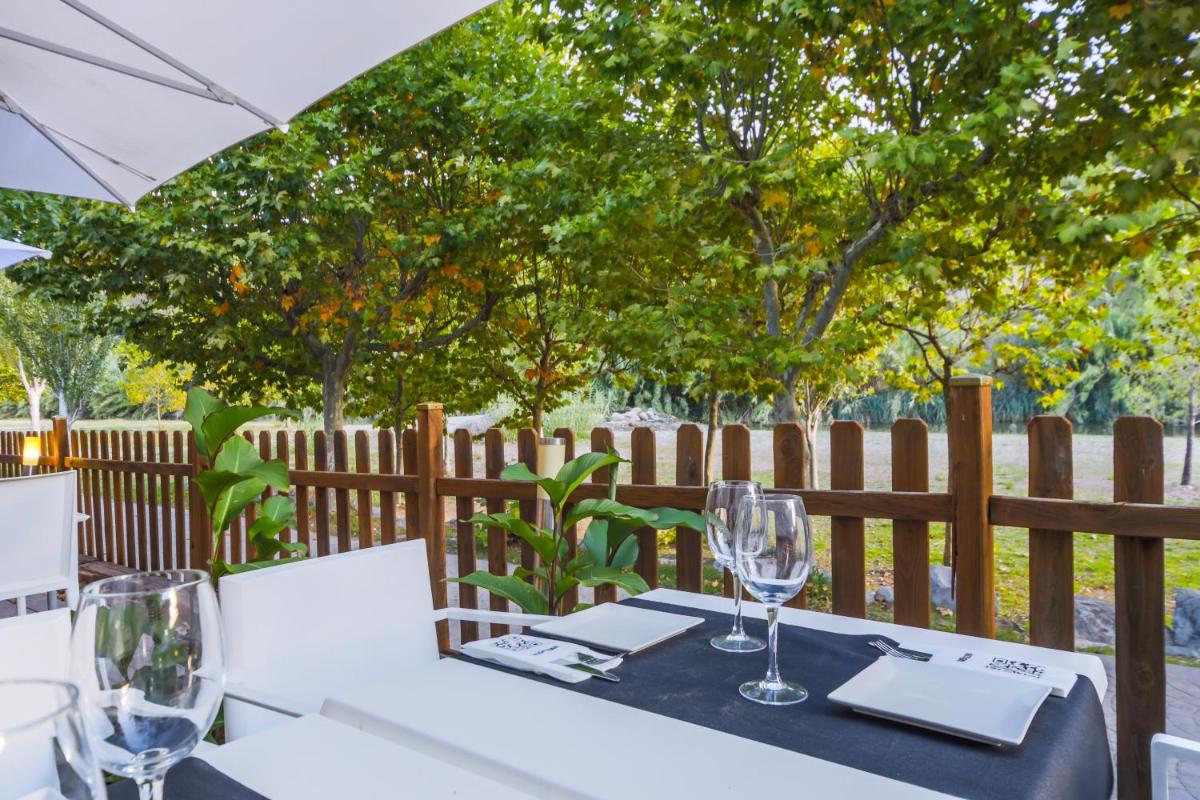 Jardín al aire libre en Hotel Rosaleda del Mijares