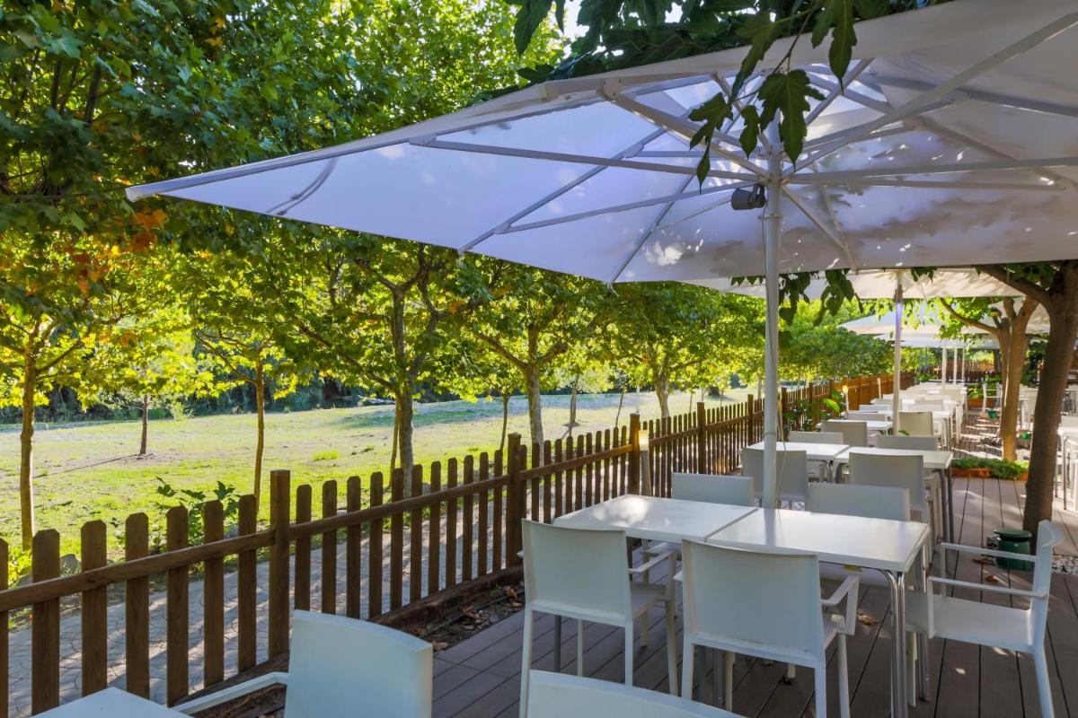 Jardín al aire libre en Hotel Rosaleda del Mijares