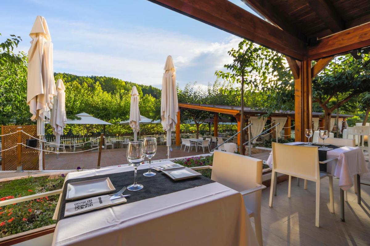 Jardín al aire libre en Hotel Rosaleda del Mijares