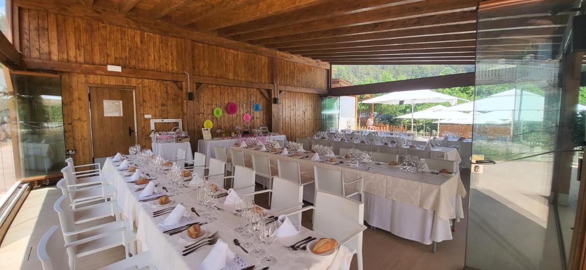Un restaurante o sitio para comer en Hotel Rosaleda del Mijares