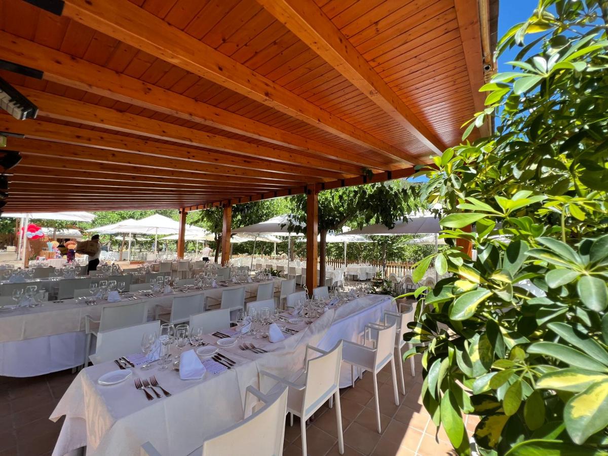 Un restaurante o sitio para comer en Hotel Rosaleda del Mijares