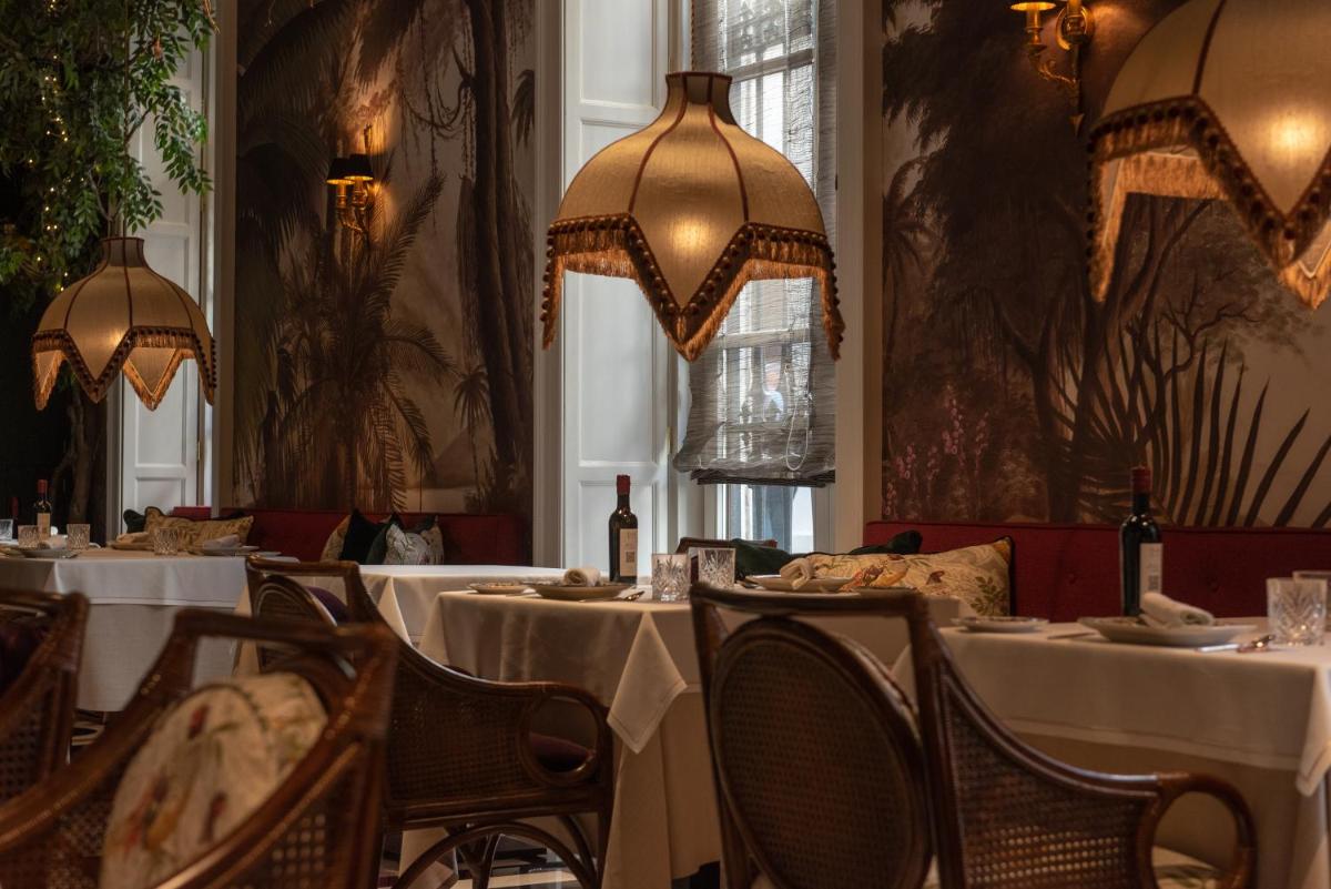 Un restaurante o sitio para comer en Hotel Casa Palacio María Luisa