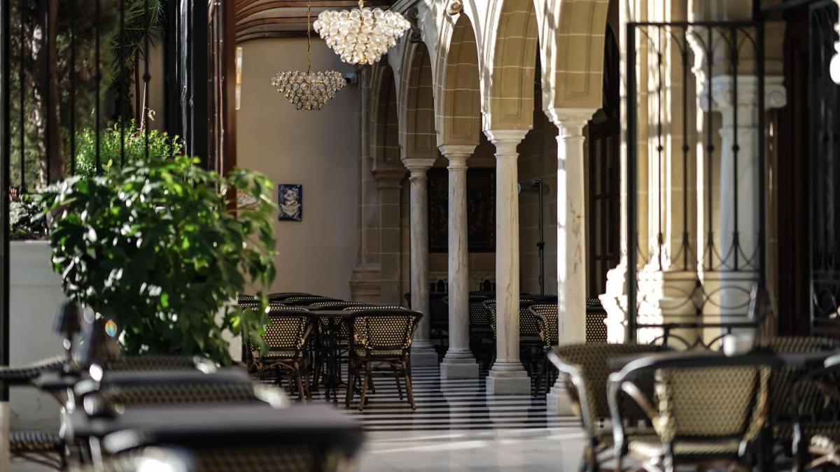 Un restaurante o sitio para comer en Hotel Casa Palacio María Luisa