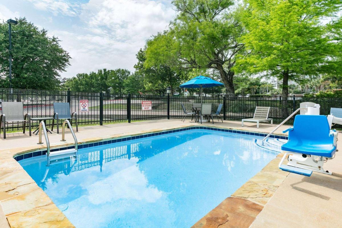 Microtel Inn & Suites by Wyndham Austin Airport - Housity