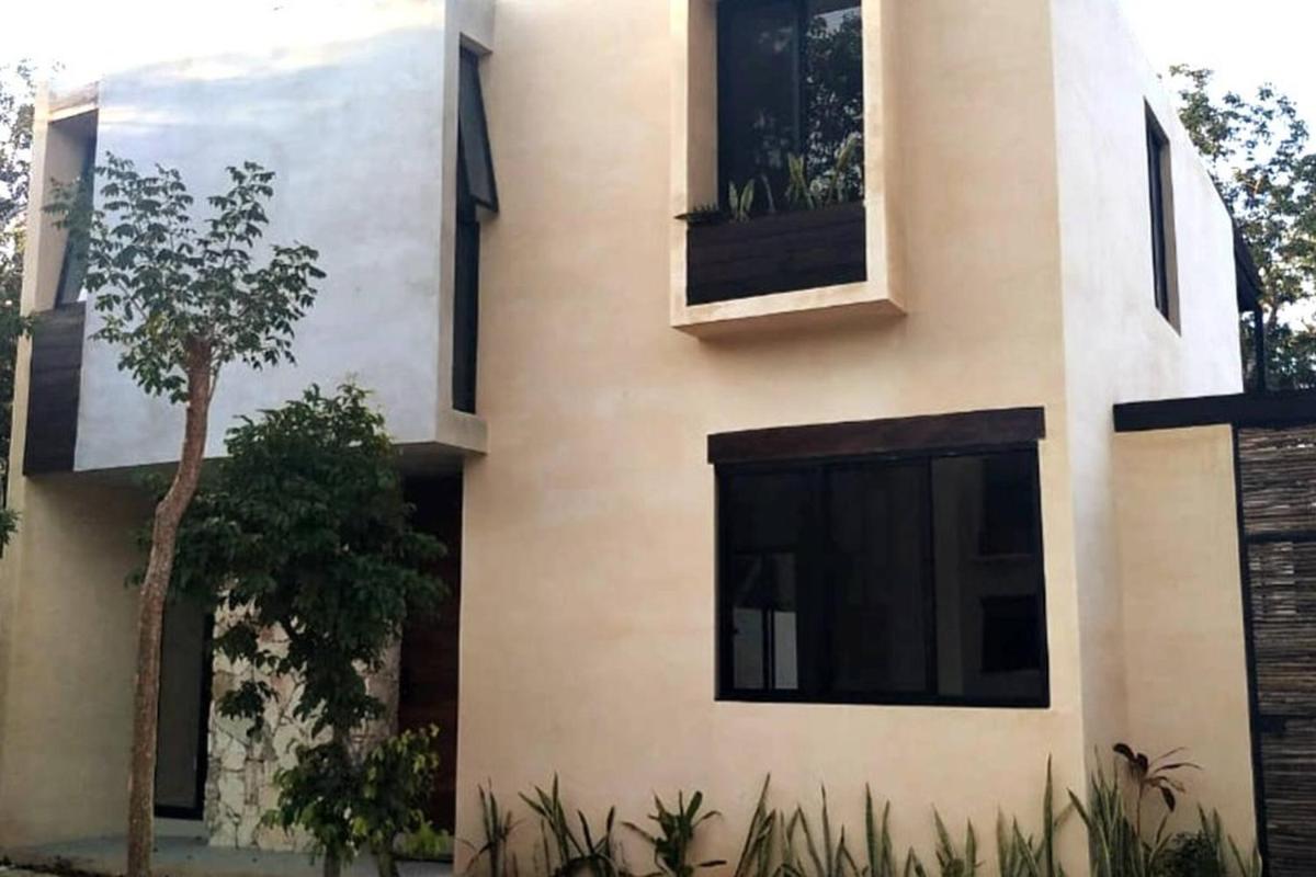 Room in House - Surenna Bella - 3 Bedroom Home With Pool - Housity