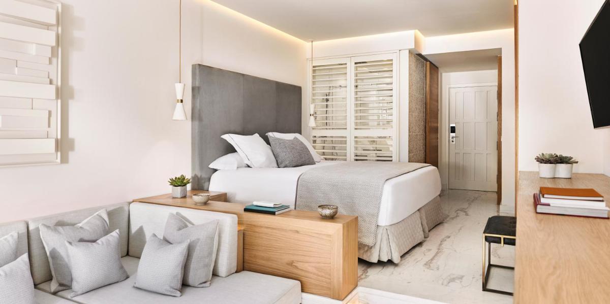 Una televisión o centro de entretenimiento en Nobu Hotel Marbella
