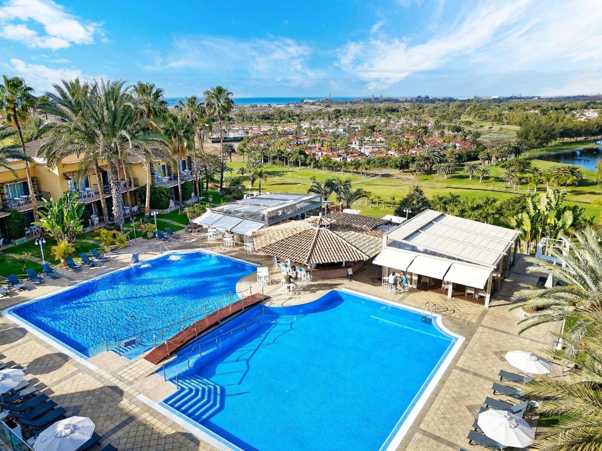Una vista aérea de una piscina en un complejo turístico. en Bull Vital Suites & Spa Boutique Hotel - Only Adults, en Playa del Inglés