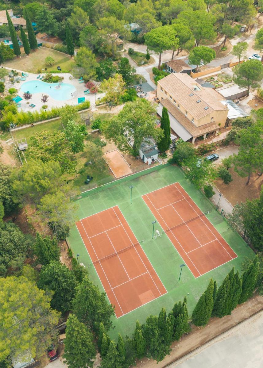 Tennis ou squash au sein de l'hôtel ou à proximité