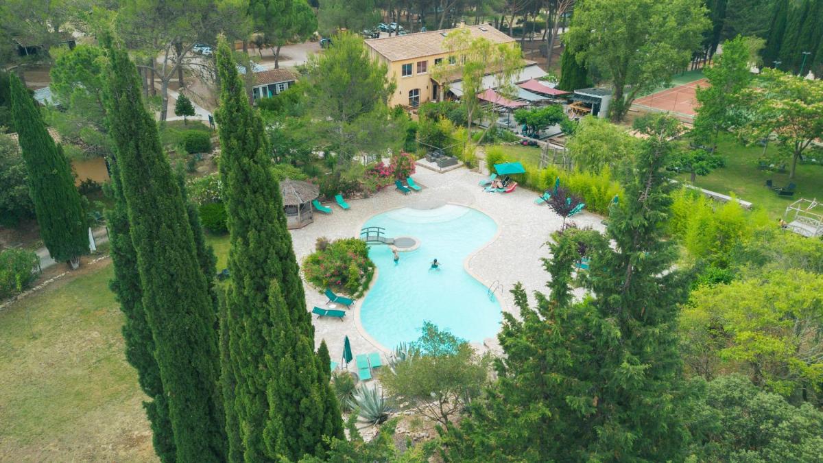 Piscine de l'établissement La Villa Vicha, The Originals Relais ou située à proximité
