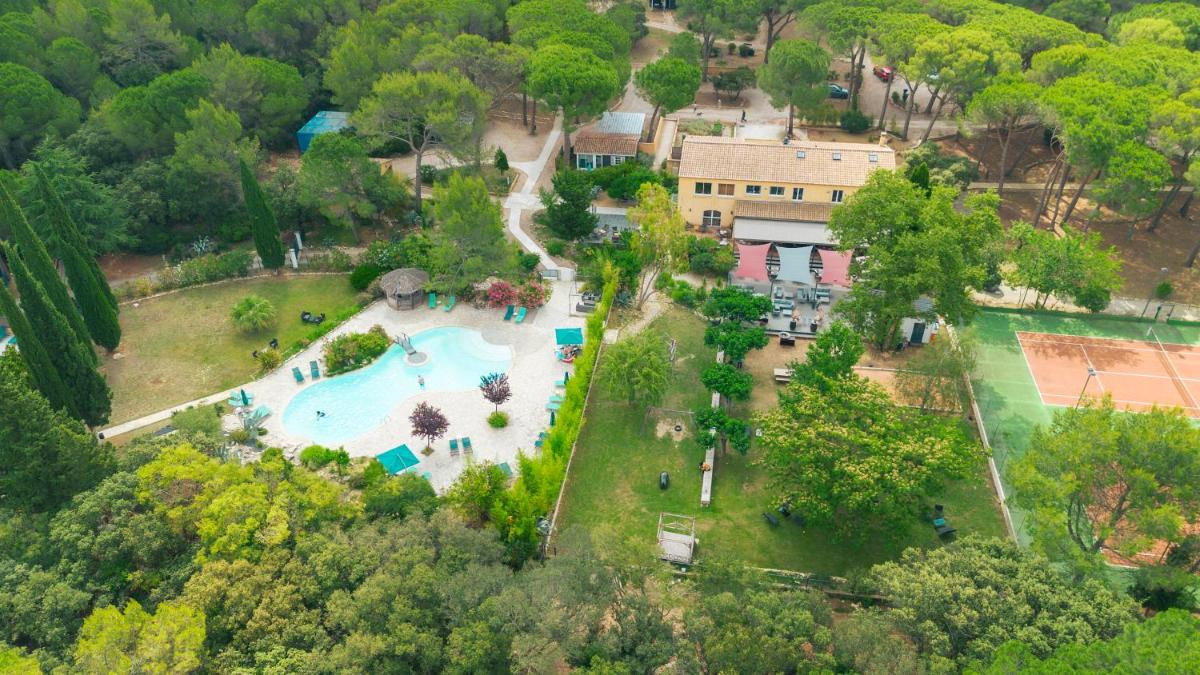 Piscine de l'établissement La Villa Vicha, The Originals Relais ou située à proximité