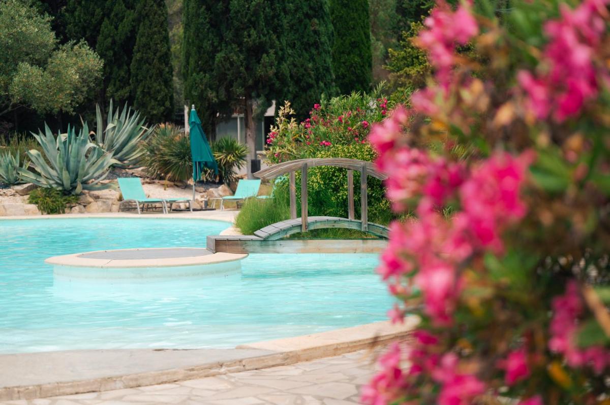 Piscine de l'établissement La Villa Vicha, The Originals Relais ou située à proximité